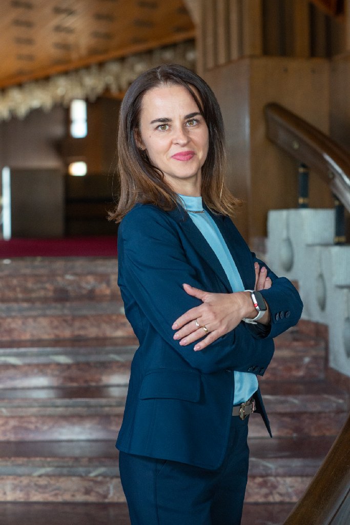 Portrait of Mela, founder and lead teacher of Lingua Bridge